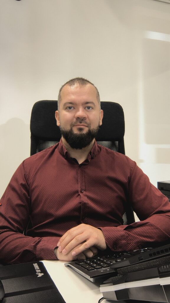Kamil Zachaj w biurze Zachaj Team