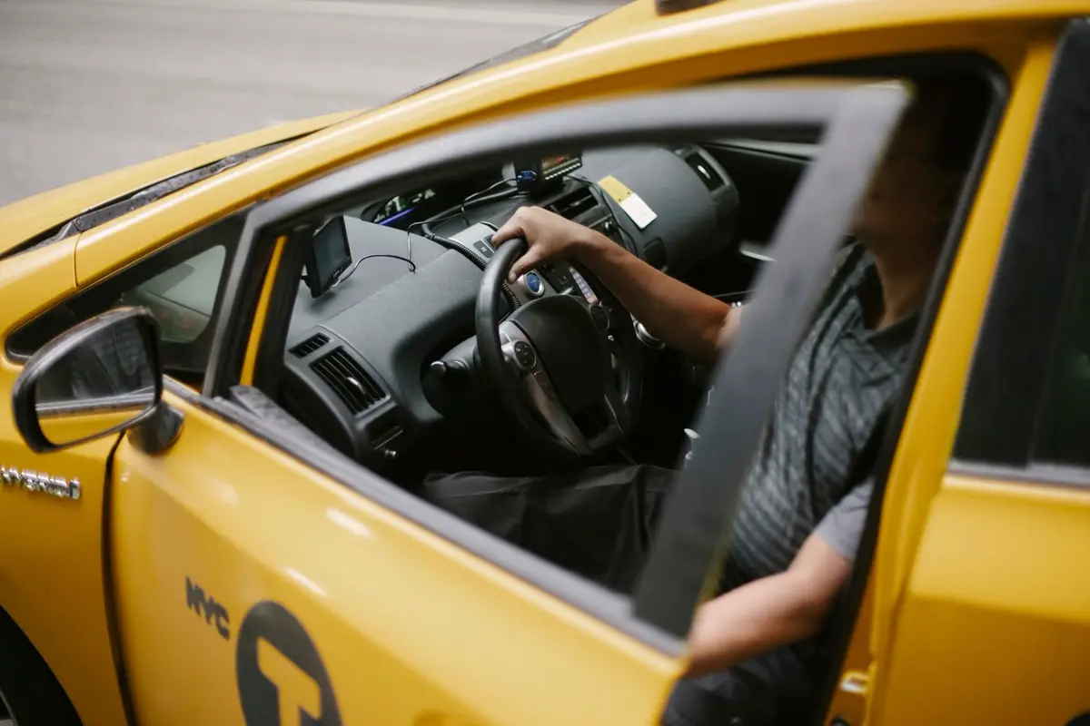 Kierowca taxi podczas pracy – przykład zawodu zależnego od możliwości osobistego wykonywania pracy